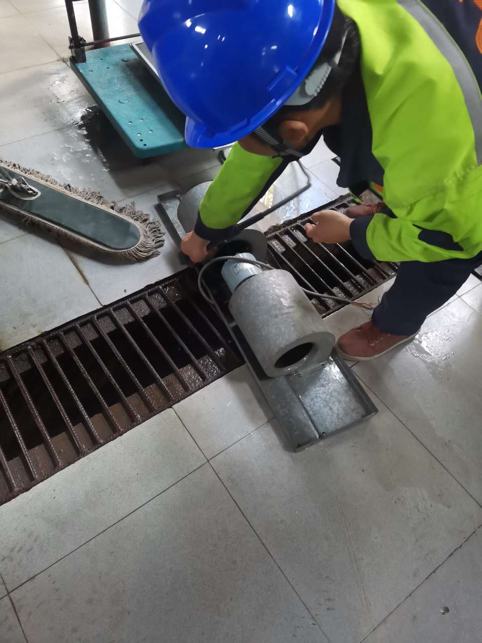 公司中央空調(diào)保養(yǎng)-“開(kāi)機(jī)保養(yǎng)，空調(diào)洗肺”——巴士一公司做好空凋開(kāi)啟準(zhǔn)備工作